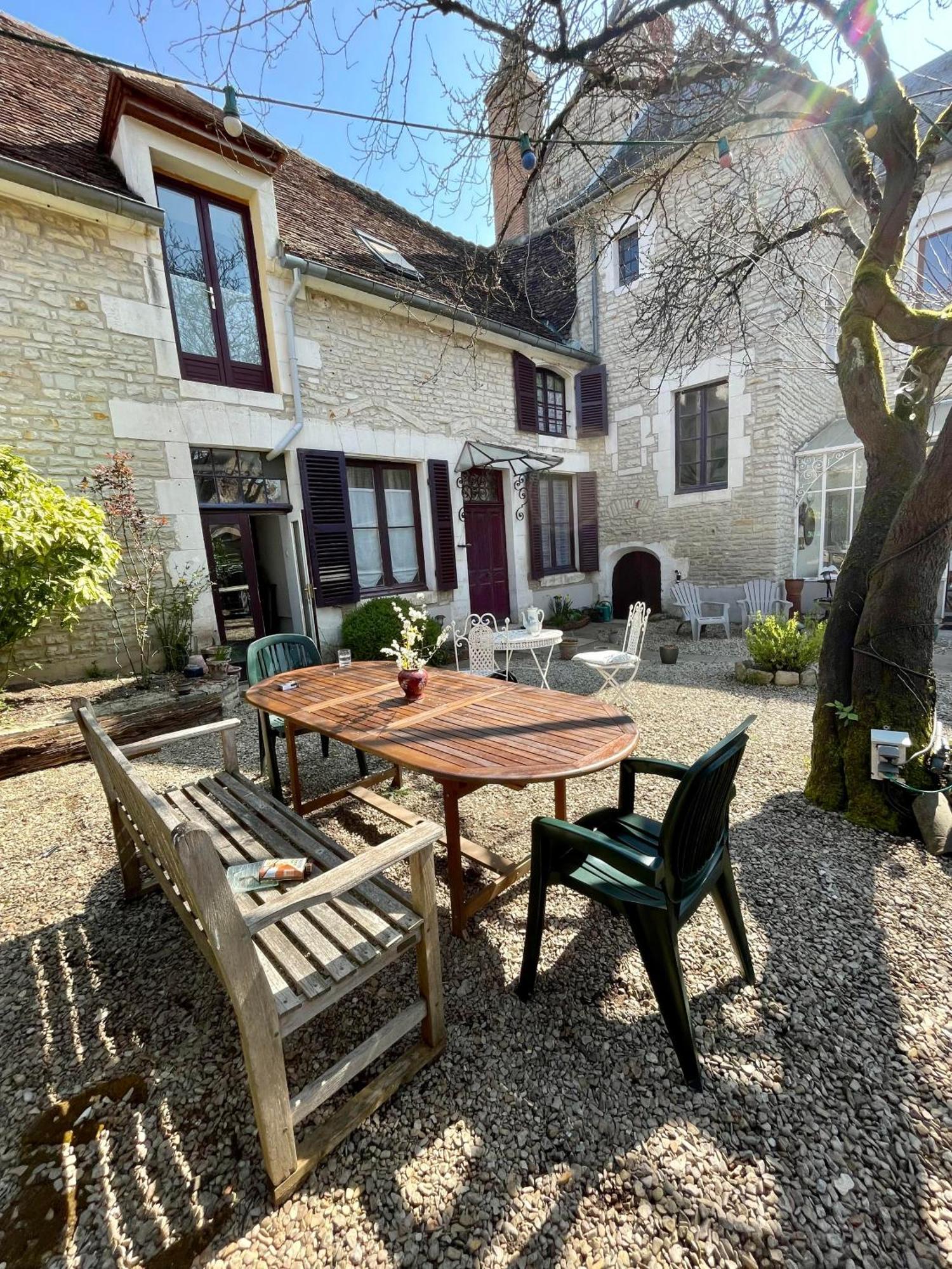 L'Escapade Place Voltaire Vermenton Ngoại thất bức ảnh
