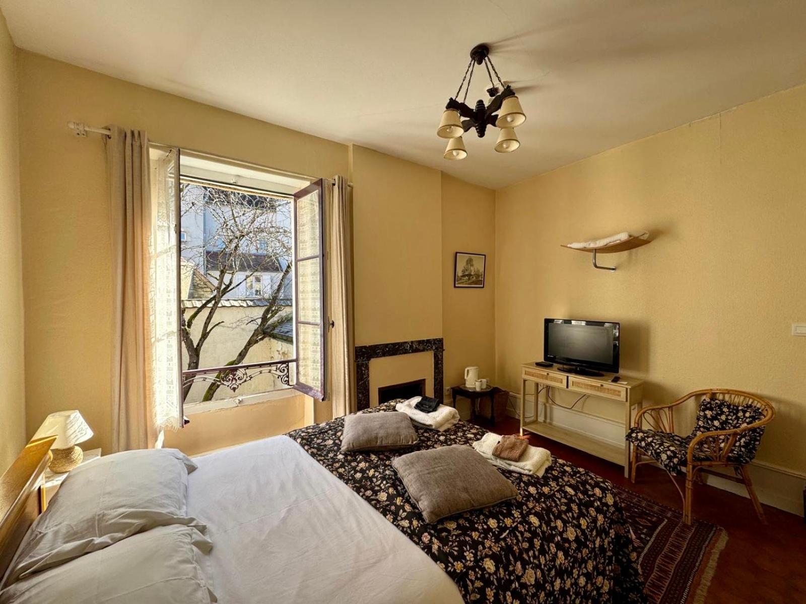 L'Escapade Place Voltaire Vermenton Phòng bức ảnh