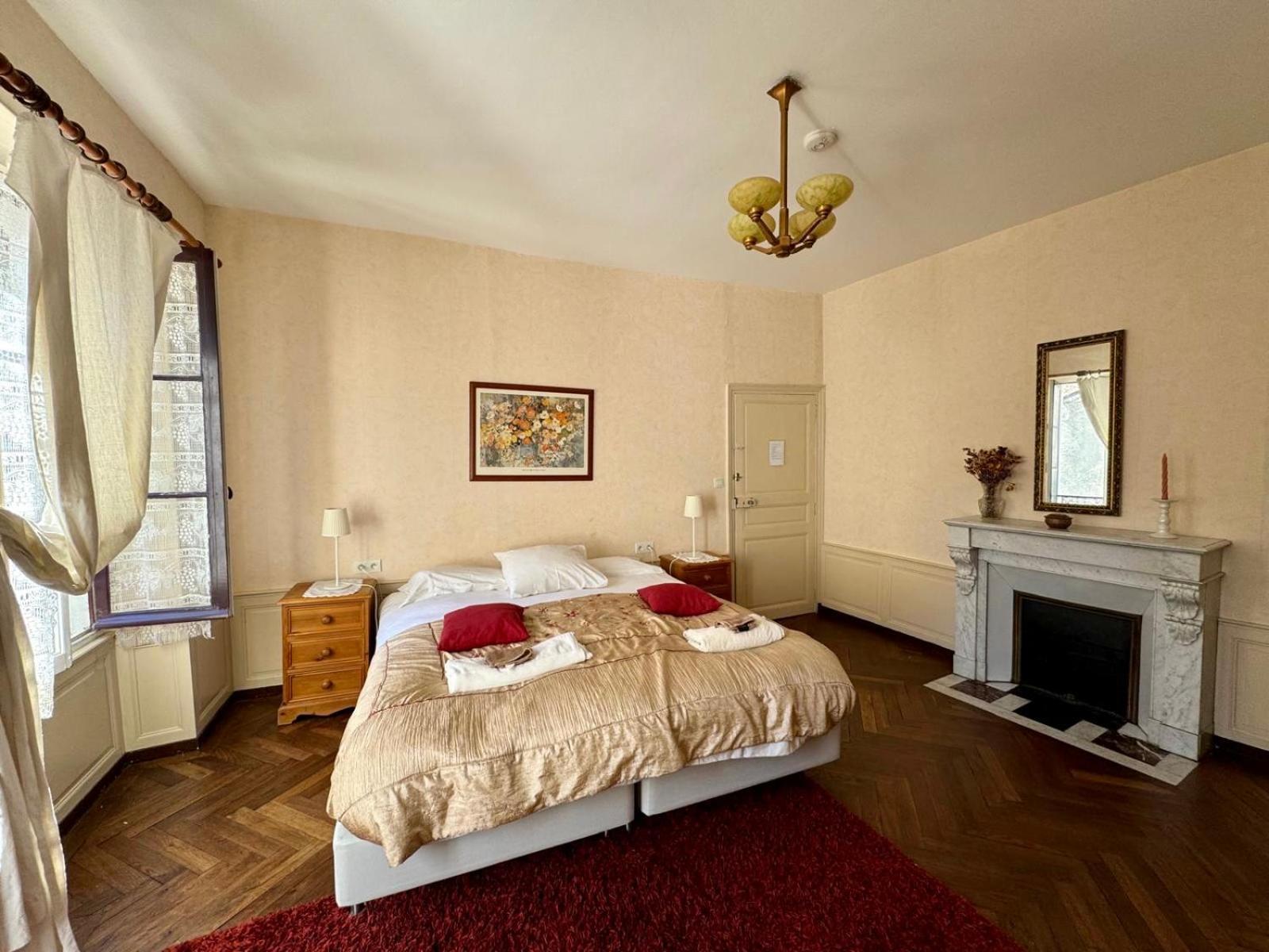 L'Escapade Place Voltaire Vermenton Phòng bức ảnh