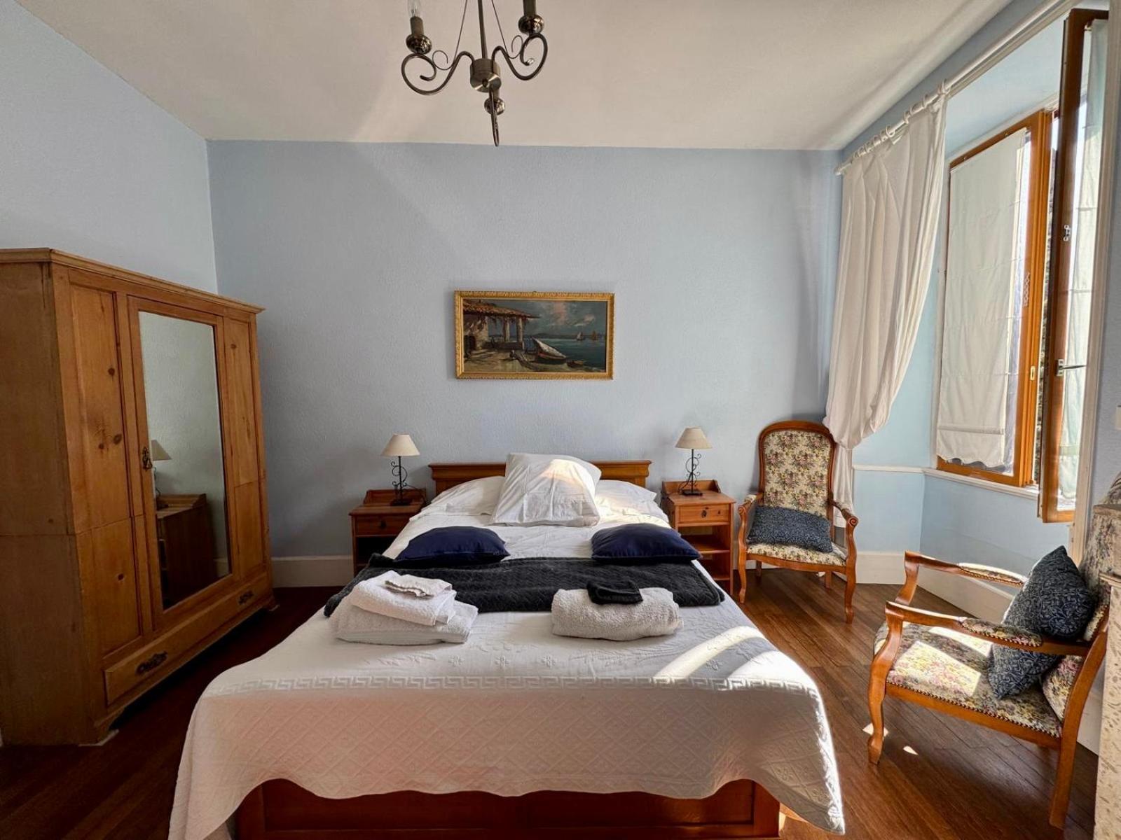 L'Escapade Place Voltaire Vermenton Phòng bức ảnh