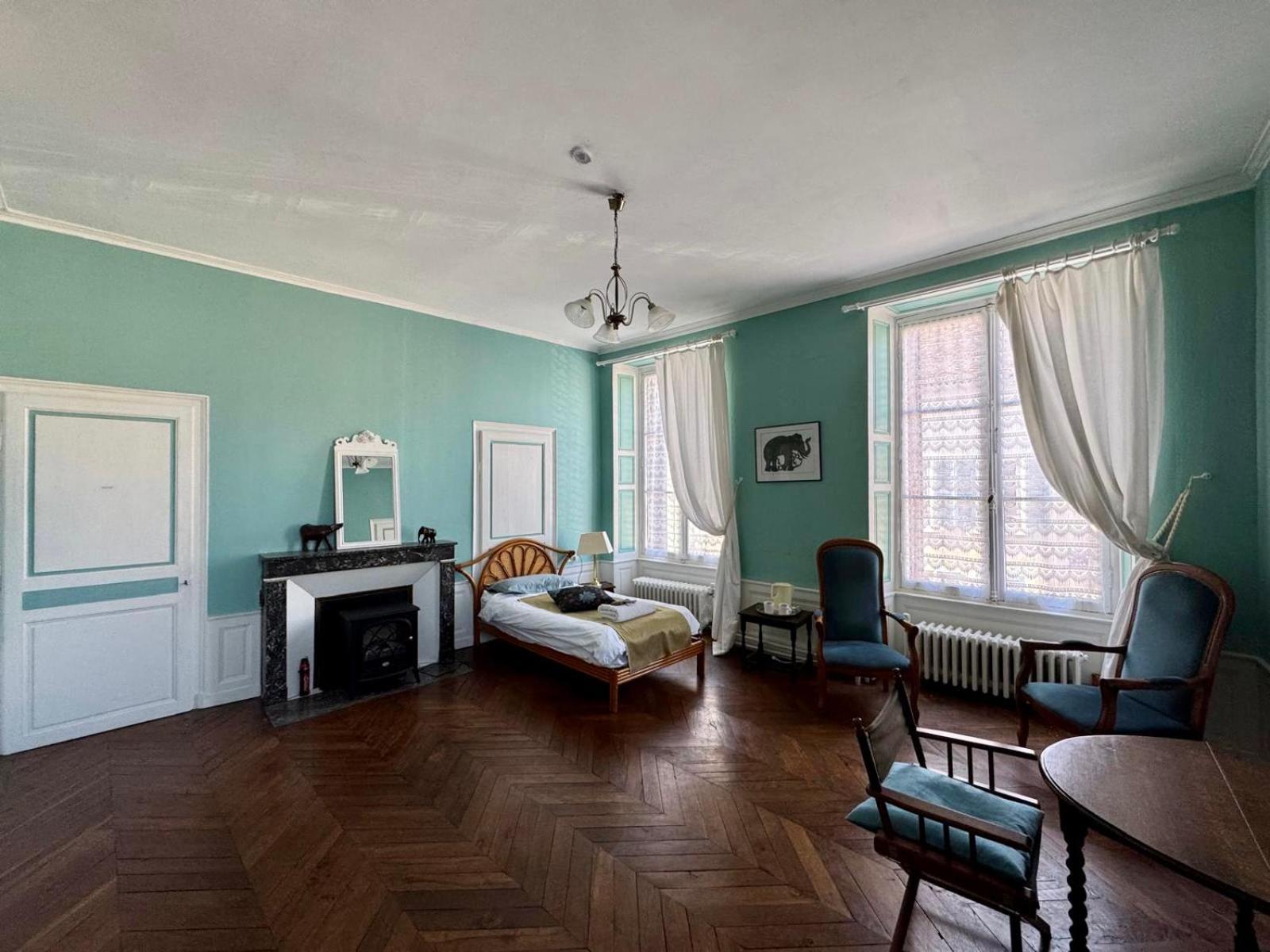 L'Escapade Place Voltaire Vermenton Phòng bức ảnh