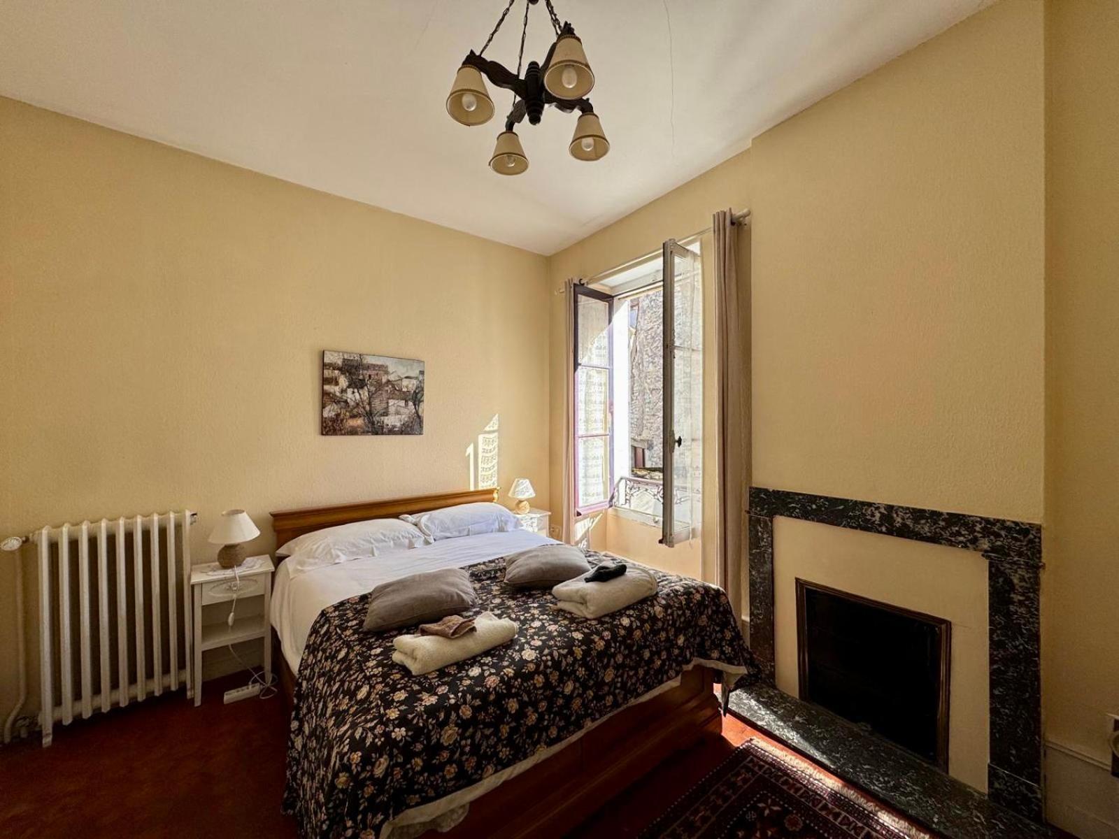 L'Escapade Place Voltaire Vermenton Phòng bức ảnh