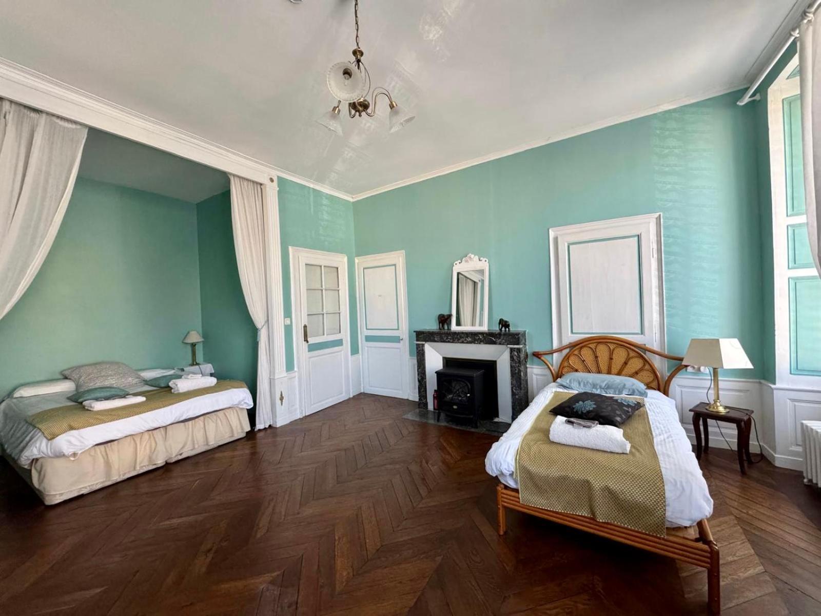 L'Escapade Place Voltaire Vermenton Phòng bức ảnh