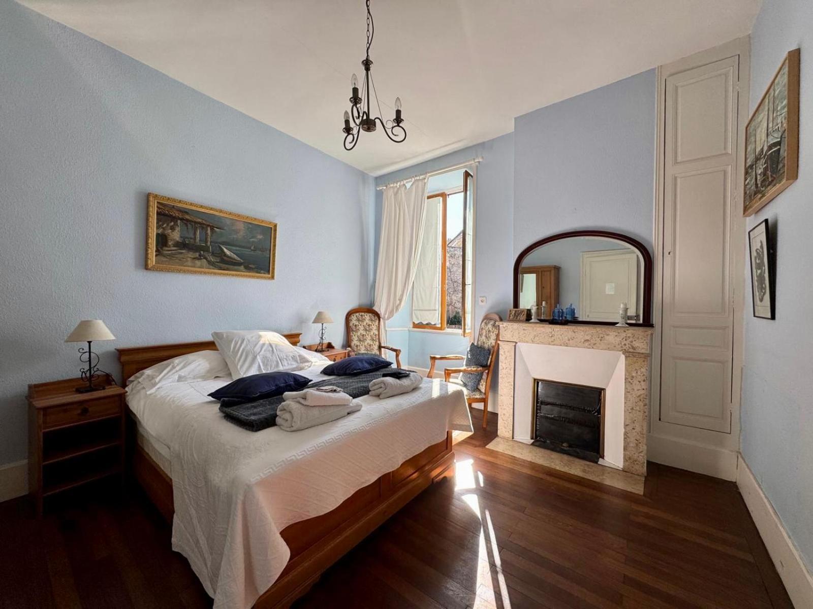 L'Escapade Place Voltaire Vermenton Phòng bức ảnh