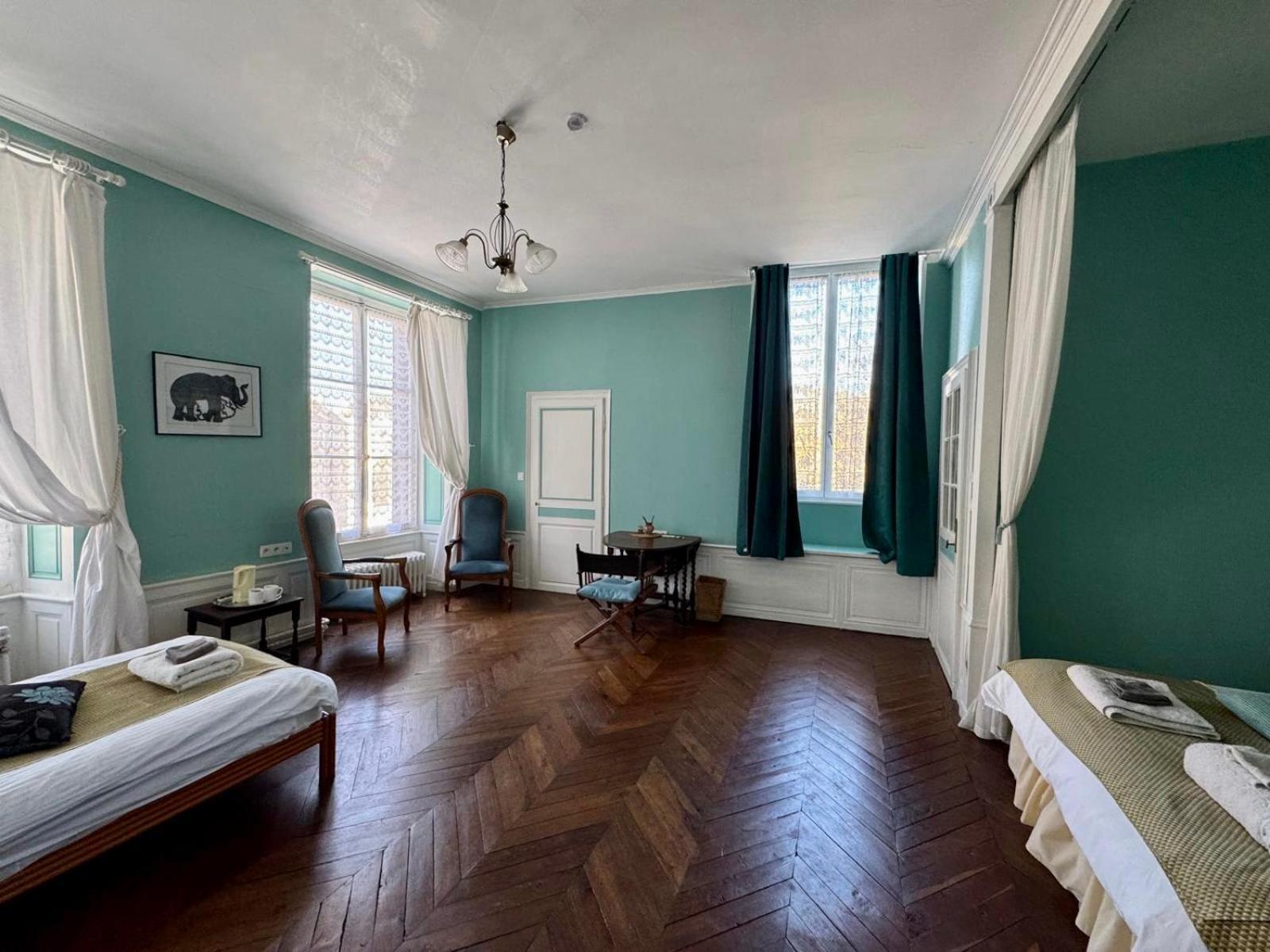 L'Escapade Place Voltaire Vermenton Phòng bức ảnh